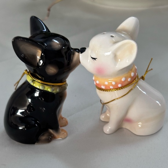 NWT Westland Giftware kissing Chihuahua’s magnetic salt and pepper shakers - Picture 8 of 12